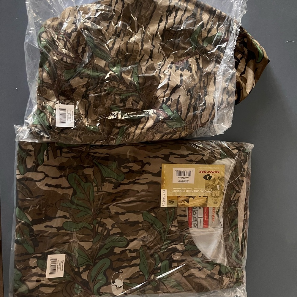Mossy oak tech long sleeve, size 3x, tried on never worn. Two shirts.